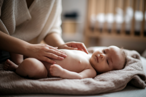 parent-mains-bebe-detendu-couverture